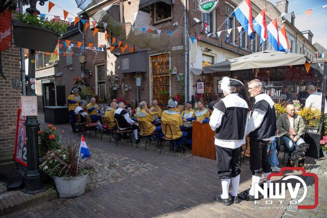 Volle terrassen, bruisende kleedjesmarkt en sportieve Wallenloop: Elburg leeft tijdens koningsdag! - &copy; NWVFoto.nl